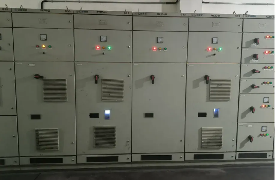 Batería de armarios de variador con indicadores de marcha y ventilación forzada