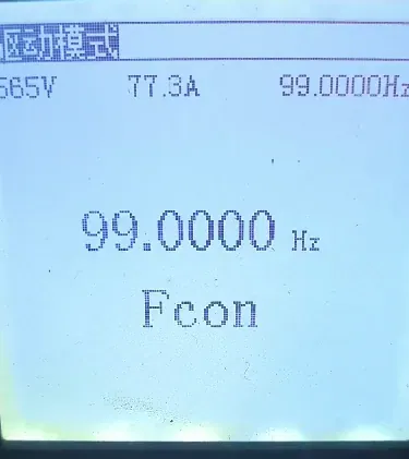 Pantalla del variador mostrando 565 V, 77,3 A a 99 Hz durante la puesta en marcha
