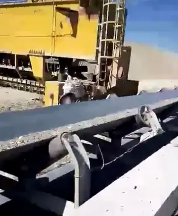 Extremo de descarga de la banda principal en la torre de transferencia de superficie