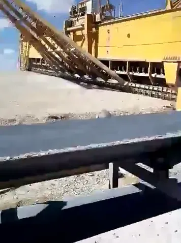 Banda cargada subiendo a la torre de transferencia en la ruta principal de transporte