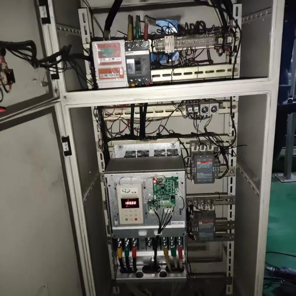 Interior del armario de control: placa del variador PMSM, módulos y cableado de bornes