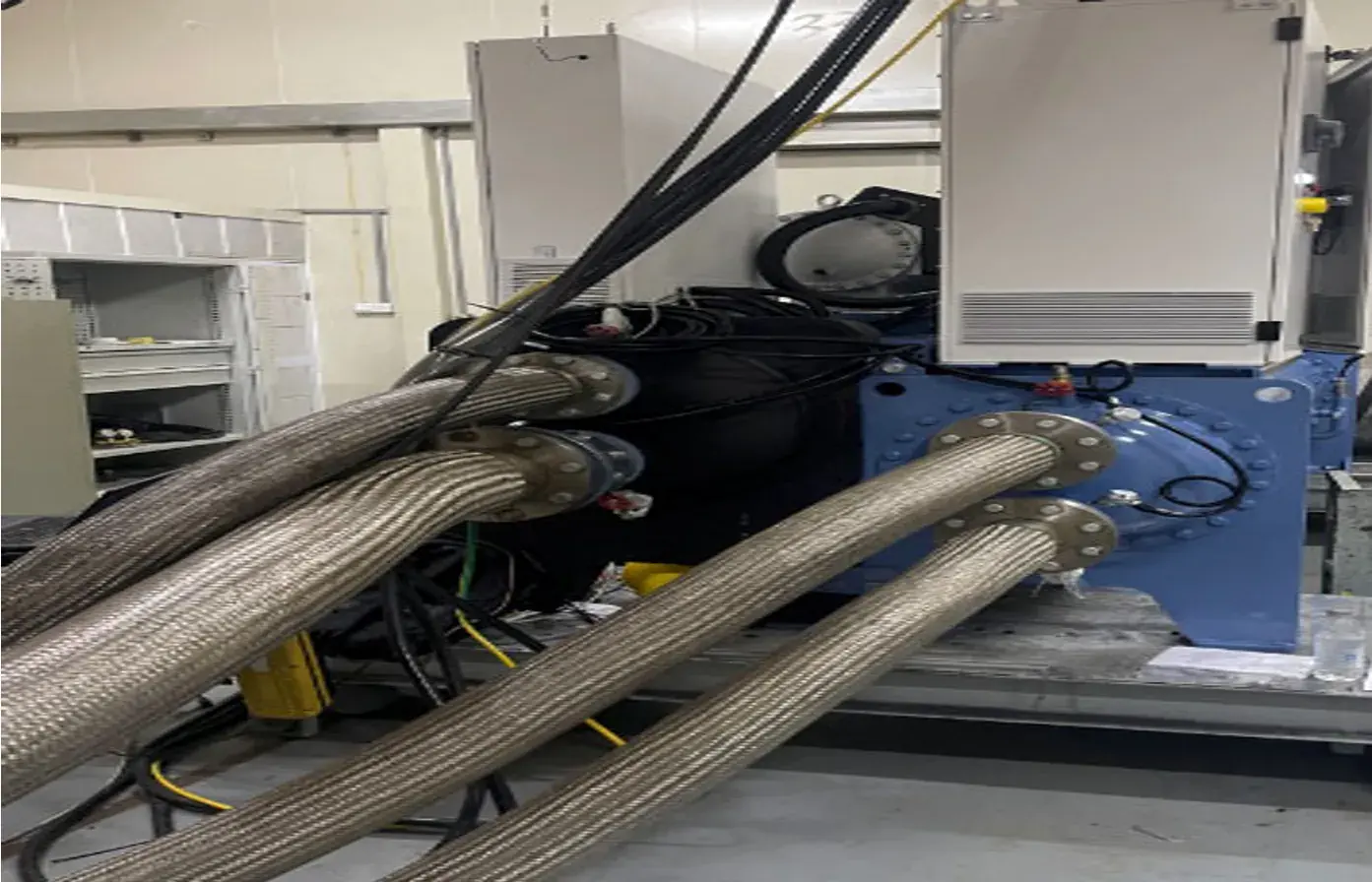 Interior del enfriador compacto: mangueras flexibles de acero al compresor y módulo del variador