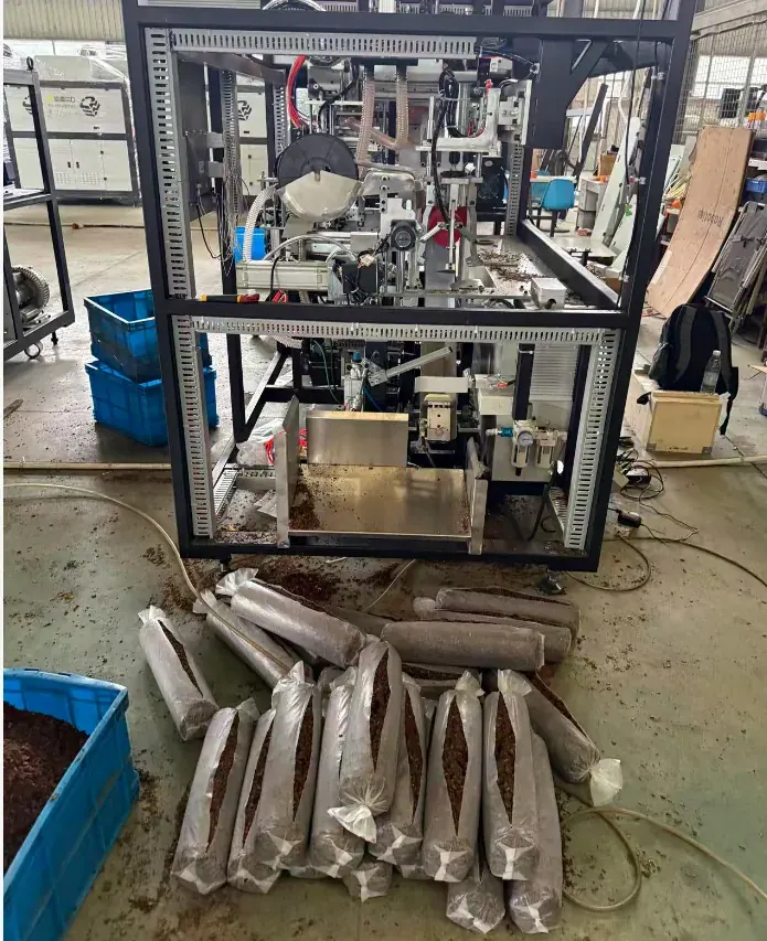 La ensacadora en el taller, con las bolsas de sustrato llenas preparadas al lado
