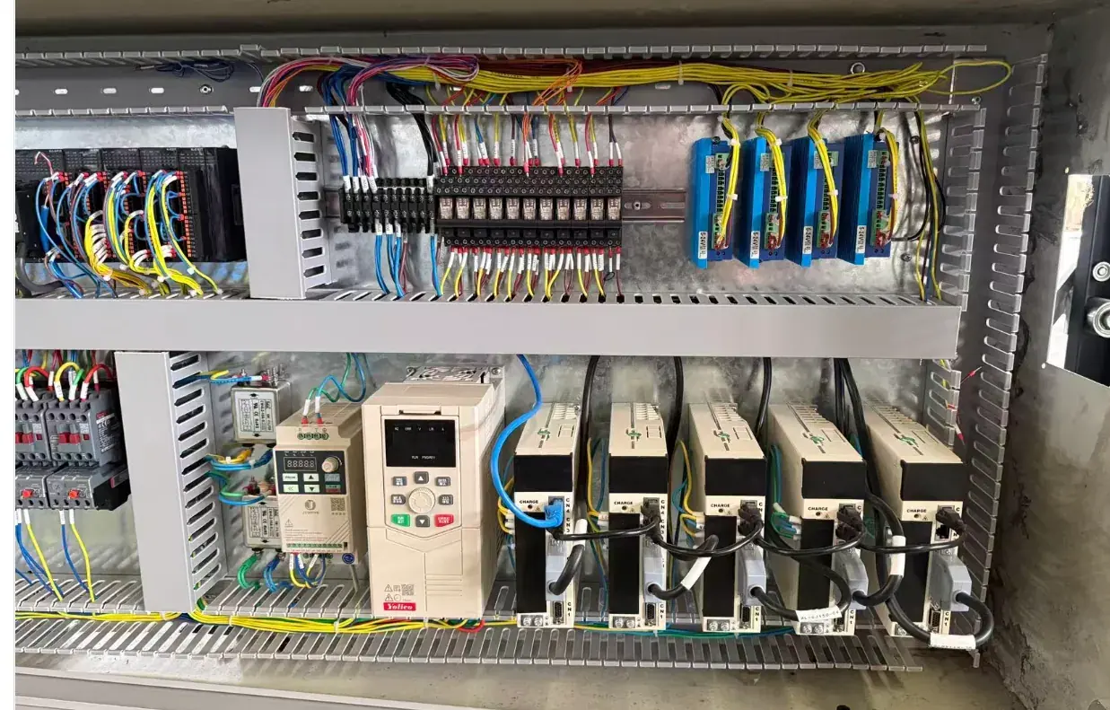Armario de control con los variadores, amplificadores de servo y borneras de la máquina