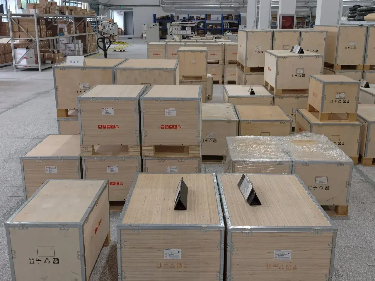 Cajas de madera de exportación apiladas en el almacén listas para el envío
