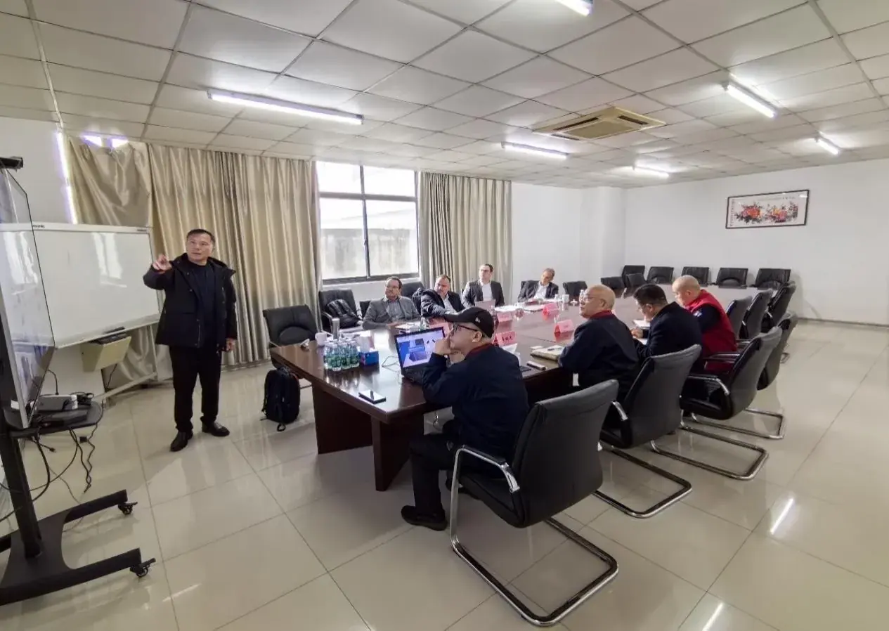 Una delegación de WEG visita la planta de Wuxi para tratar la cooperación tecnológica en accionamientos